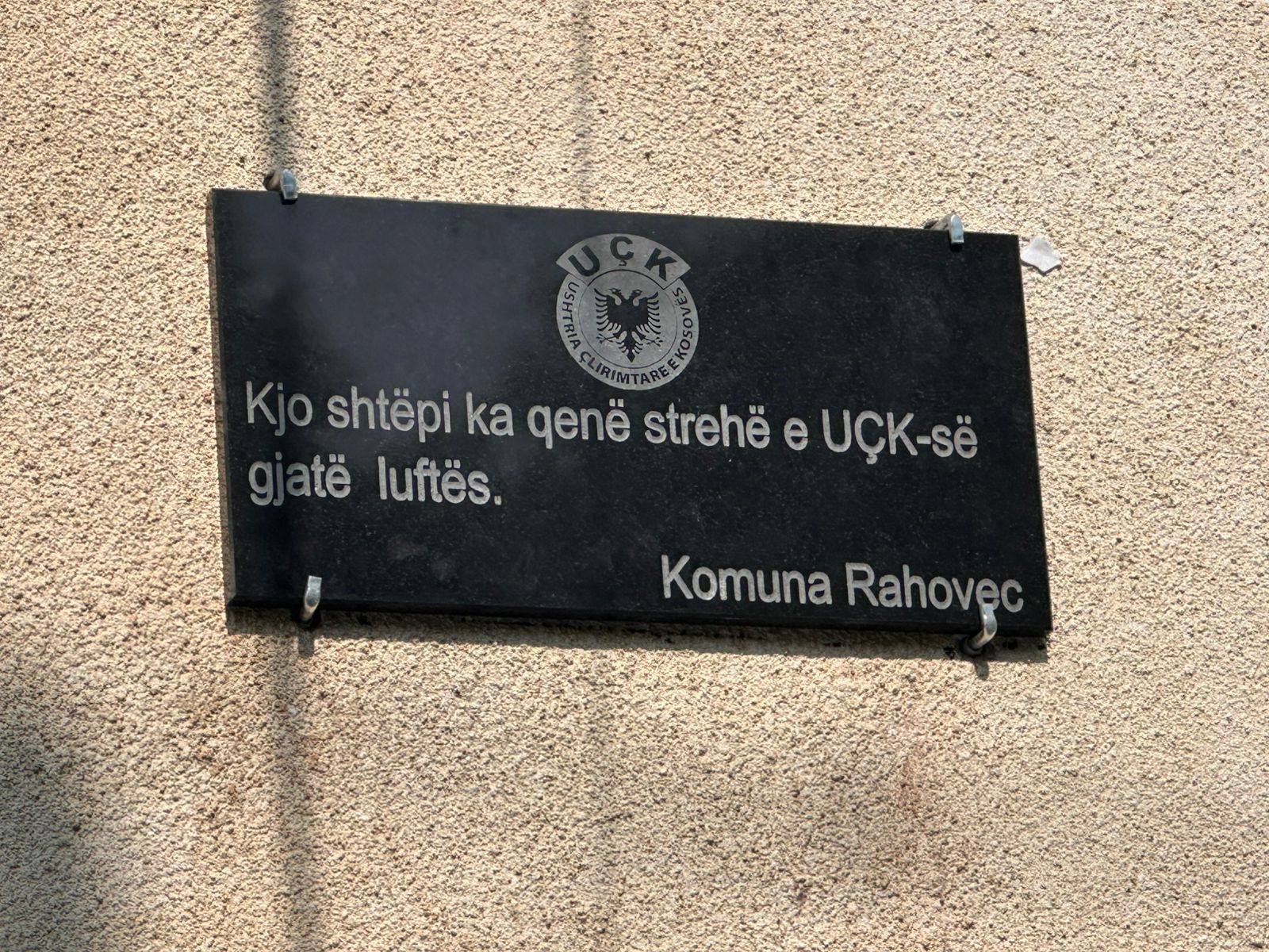U ZBULUAN PLLAKAT NË SHTËPITË MUZE