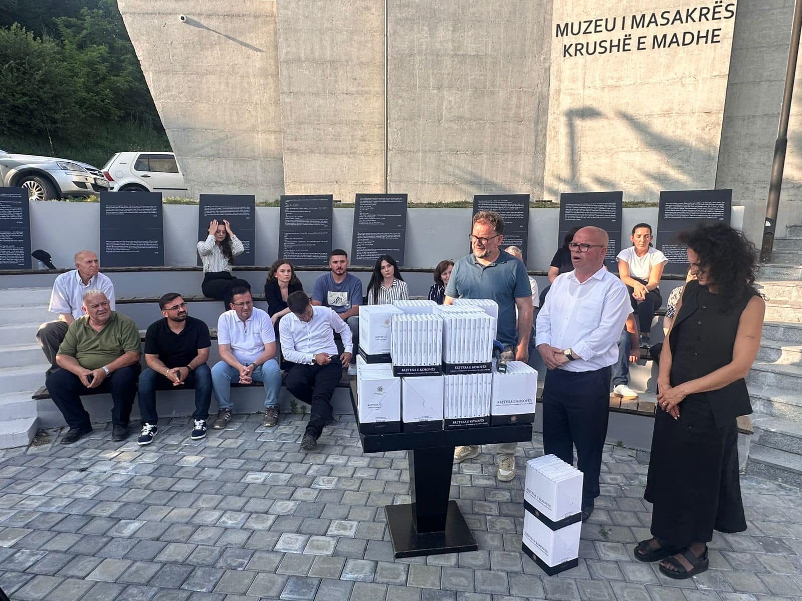 200 RRËFIME TË MBIJETESËS DHE DHIMBJES – KUJTESA E KRUSHËS E SHKRUAR PËR GJENERATAT QË VIJNË