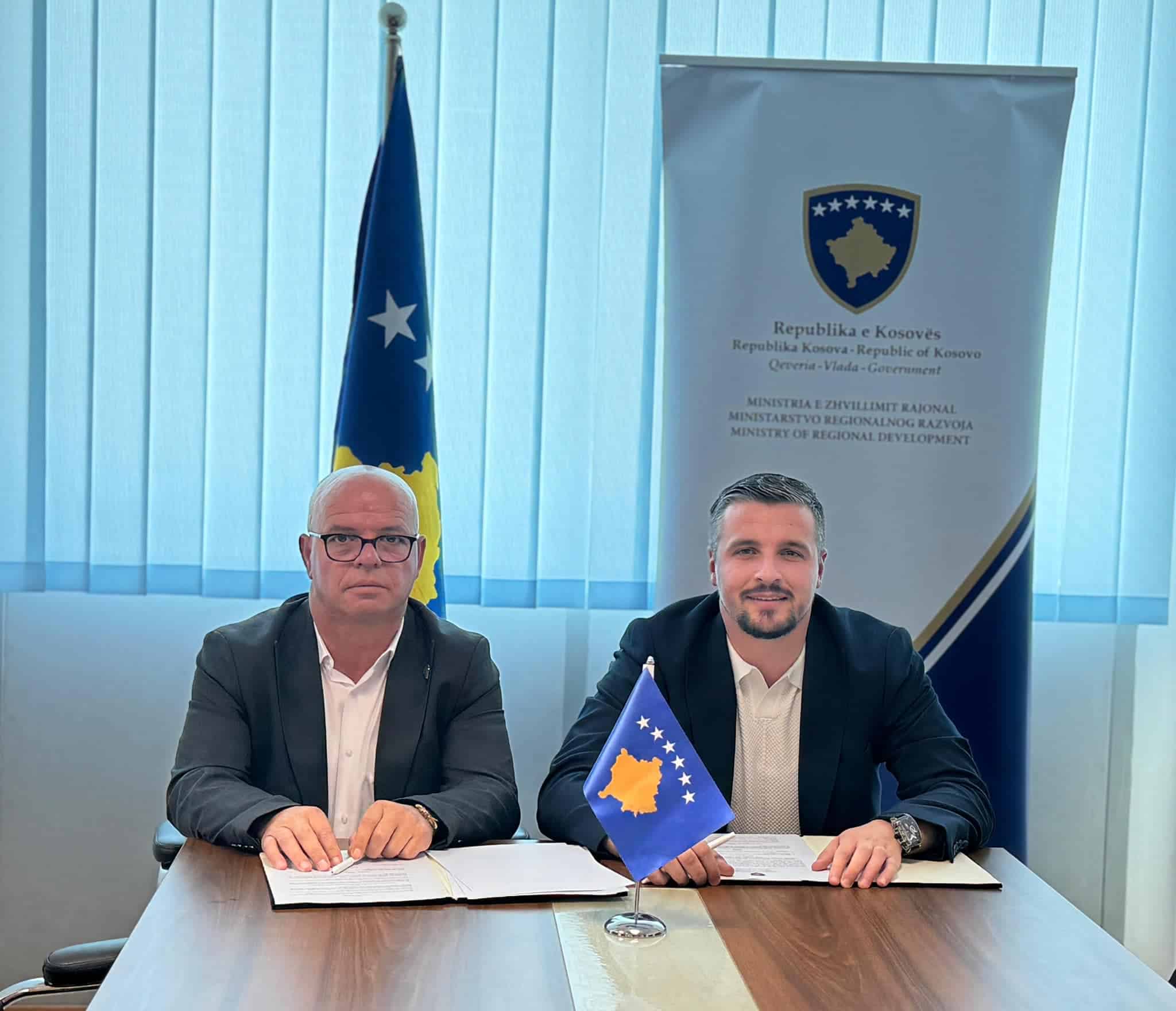 U NËNSHKRUA MARRËVESHJA E MIRËKUPTIMIT PËR PROJEKTIN “NDËRTIMI I PARKINGJEVE TË REJA ME NDRIÇIM PUBLIK, HAPËSIRA TË GJELBËRUARA DHE NDËRTIMI I RRUGËS NË LAGJEN E KOMUNITETEVE”