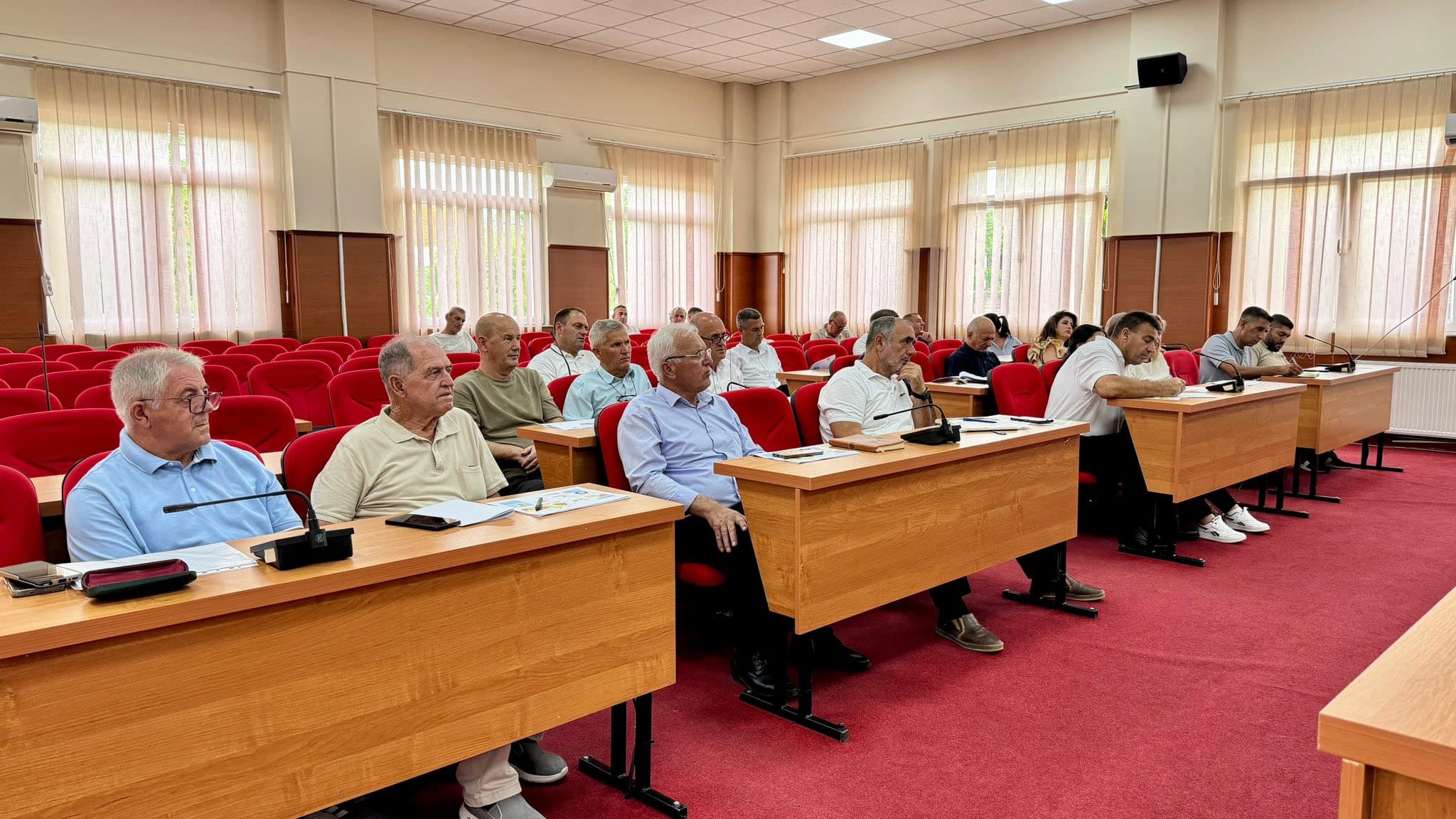 U MBAJT DËGJIMI BUXHETOR ME PËRFAQËSUESIT E OJQ-ve, BIZNESEVE, FERMERËVE, RINISË, KOMUNITETEVE, PËRFAQËSUES TË SHKOLLAVE DHE GRUPET E INTERESIT