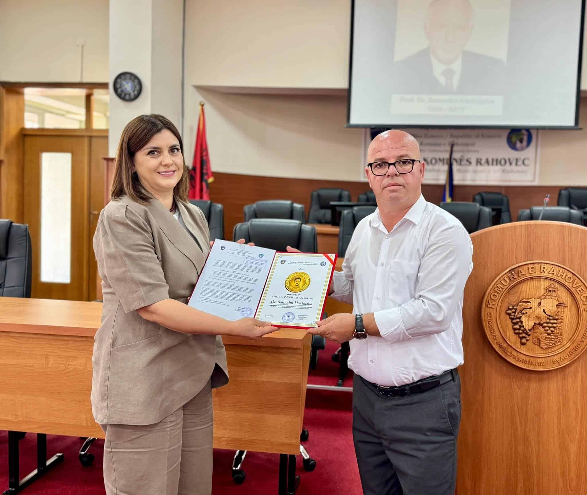 ÇMIMI: DEKORATA PËR HUMANIZËM “DR. ALI SOKOLI” I JEPET PROF. DR. SAMEDIN HAXHIJAHA, PAS VDEKJES