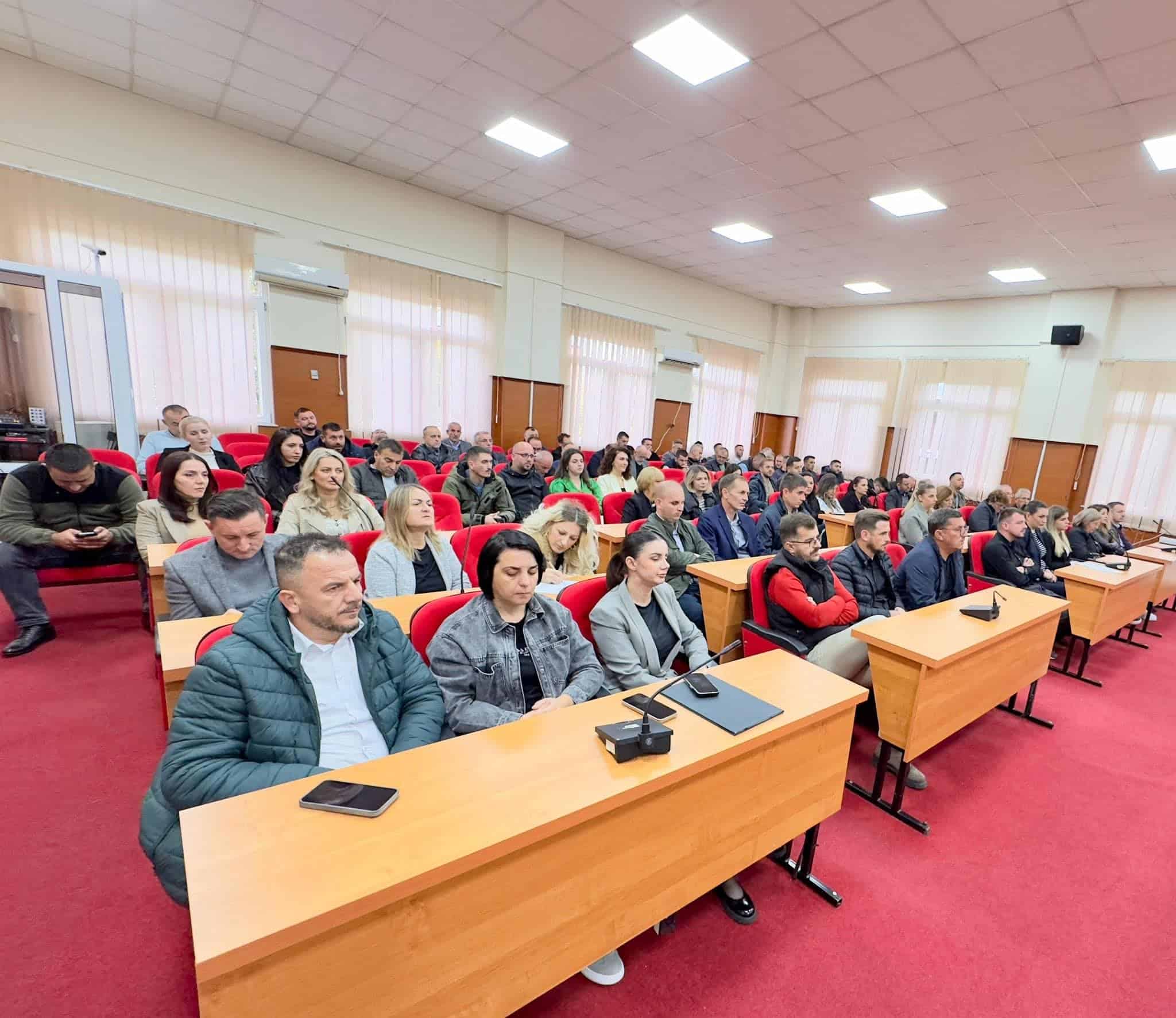 U MBAJT TAKIMI I TRETË PUBLIK ME PUNËTORËT E ADMINISTRATËS KOMUNALE