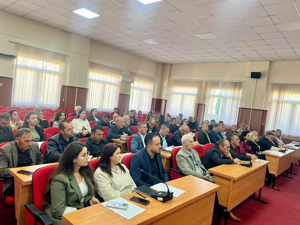 KRYETARI MBAJTI TAKIMIN E TRETË PERIODIK ME DREJTORËT E SHKOLLAVE, KOORDINATORËT E CILËSISË, PSIKOLOGËT, PEDAGOGËT DHE KRYETARËT E KËSHILLAVE DREJTUES